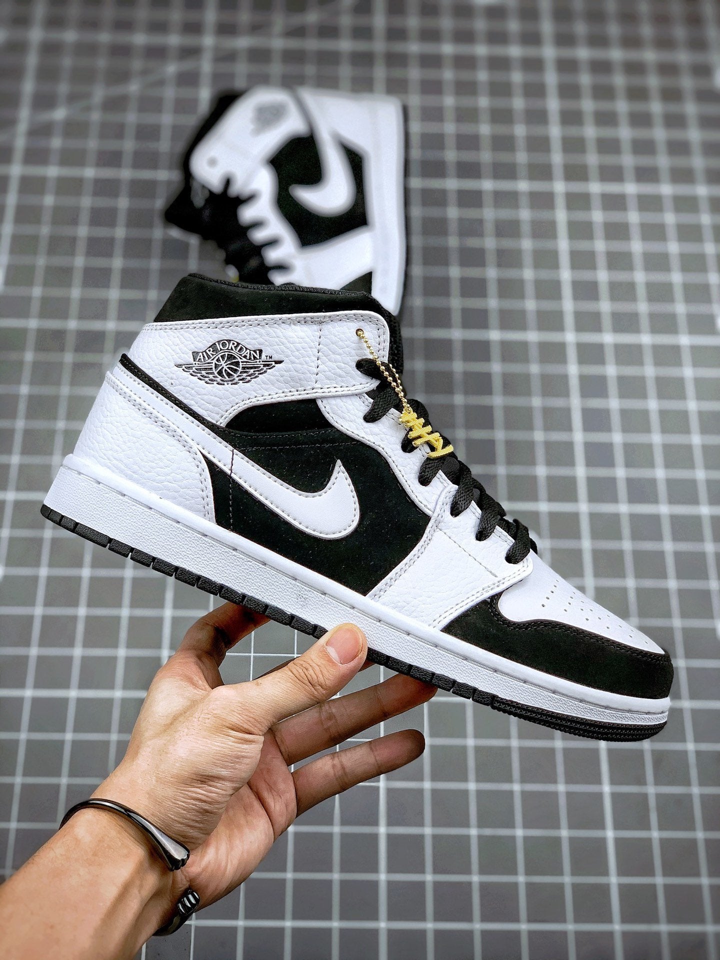 AIR JORDAN 1 MID